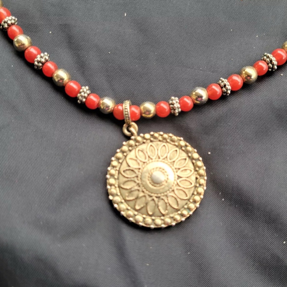 VINTAGE NAPIER CORNELIAN RED BEADS & GOLD TONE BEADS SUNDIAL MEDALLION NECKLACE - Picture 3 of 12
